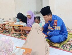 Humanis! Polisi Jadi Pengajar Ngaji di Desa Pesisir Sumbawa Barat
