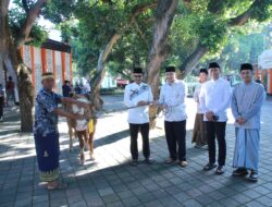 Sinergi dan Kepedulian, Kapolda NTB Serahkan Hewan Qurban di Masjid Baitussalam