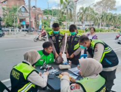 Sambut Hari Bhayangkara ke-79, Biddokkes Polda NTB Gelar Pemeriksaan Kesehatan Gratis untuk Pengemudi Ojek