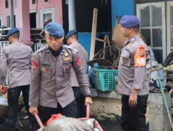 Pasca Banjir, Brimob Polda NTB Terjun Bersihkan Rumah Warga di Kekalik Jaya