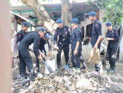 Peduli Korban Banjir, Brimob Polda NTB Lakukan Aksi Bersih-Bersih di Kekalik Jaya
