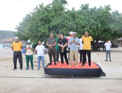 Perkuat Sinergi, Polres Loteng Bersama TNI Dan Pemda Lombok Tengah Gelar Senam Bersama di Pantai Aan.