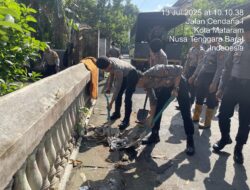 Polri Peduli, Personel Dit Samapta Polda NTB Gotong Royong Bersihkan Lingkungan Pascabencana Banjir di Ampenan