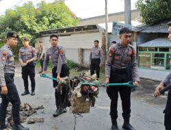 Kompi Dalmas Polda NTB Turun Tangan Bersihkan Sisa Banjir di RT 5 Seruni