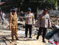 Brimob Polda NTB Ulurkan Bantuan, Berjibaku Bersihkan Puing Banjir Pamotan