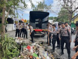 Pascabanjir, Ditsamapta Polda NTB Gotong royong Bersihkan Sampah Banjir di Jalan Pemuda