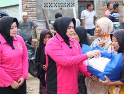 Brimob Polda NTB Salurkan Bantuan Sosial kepada Warga Terdampak Banjir di Majeluk