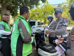 Ditlantas Polda NTB Sapa Pengendara dan Bagikan Bendera Jelang HUT RI Ke-80