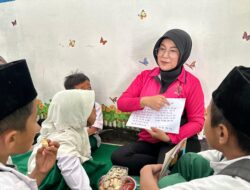 Ketua Bhayangkari Lombok Utara tinjau Pojok Baca hasil KKN UNS di lereng Gangga