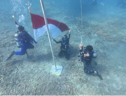 Merah Putih Berkibar di Laut Lombok Timur, Dirpolairud Polda NTB: Inilah Wujud Cinta Kita pada Negeri