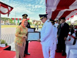 Kapolres dan Ketua Bhayangkari Lombok Utara Mendapat Penghargaan dari Bupati Najmul