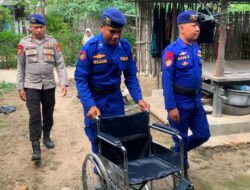 Polisi Pesisir, Polairud Hadirkan Kursi Roda dan Sembako untuk Warga Labuhan Poh