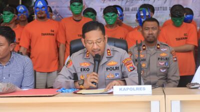 ‎Pesan di Balik Topeng ‘Super Hero’ Para Tersangka Saat Konferensi di Polres Loteng.