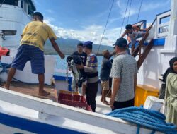 Aksi Humanis Polisi Air di Lombok Timur, Turun Langsung Bantu Warga di Pelabuhan