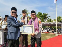 Kapolres Loteng Terima Penghargaan Dari Kanwil Kemenag NTB Pada Peringatan Hari Santri Nasional.