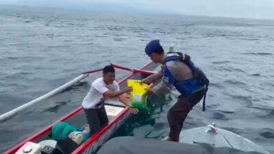 Ditpolairud Polda NTB Salurkan Bansos untuk Nelayan di Perairan Lombok Timur
