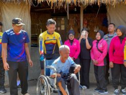 Kapolres Lombok Utara Serahkan Kursi Roda untuk Warga Lumpuh di Tengah Program Gowes Kamtibmas