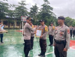 Kapolres Lombok Utara Berikan Penghargaan kepada Personel Berprestasi pada Apel Pagi
