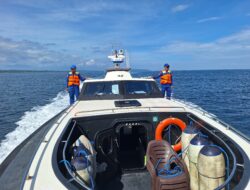 Kapal Polisi XXI-2014 Laksanakan Patroli Perairan dan Berikan Life Jacket kepada Nelayan di Teluk Saleh