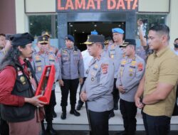 Dari Gendang Beleq hingga Tongkat Komando, Aksi Laskar Sasak di Polda NTB