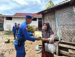 Ditpolairud Polda NTB Salurkan Bantuan Beras Hasil Gerakan 1.000 Rupiah untuk Korban Banjir di Sekotong