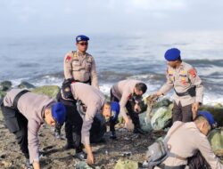 Personel Ditpolairud Polda NTB Tetap Laksanakan Bersih Pantai di Bulan Ramadhan