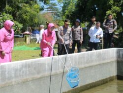 Kapolda NTB Pimpin Panen Ikan di SPN Belanting, Dukung Program Ketahanan Pangan Nasional
