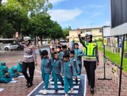 Dit Lantas Polda NTB Gelar Edukasi Lalu Lintas dan Perlindungan Anak Usia Dini bagi Siswa SD IT Yarla Batujai