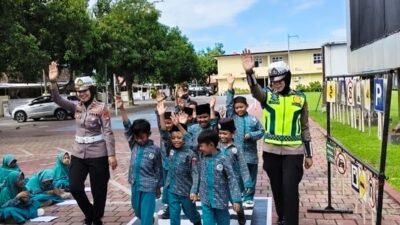 Dit Lantas Polda NTB Gelar Edukasi Lalu Lintas dan Perlindungan Anak Usia Dini bagi Siswa SD IT Yarla Batujai