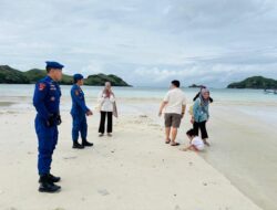 Personel Pospam Siaga SAR Ditpolairud Polda NTB Intensifkan Himbauan Keselamatan di Pantai Kuta Mandalika