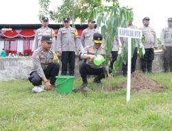 Bansos, Penghijauan, dan Pakta Integritas Warnai Kunker Kapolda NTB di Lombok Utara