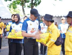 Sambut Hari Bhayangkara ke-80, Wakapolda NTB Berbaur & Bagikan Warga Sembako