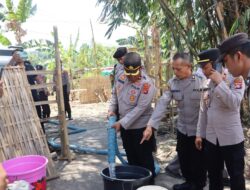 Polres Lombok Timur Salurkan 15.000 Liter Air Bersih untuk Warga Lando yang Terdampak Musim Kemarau