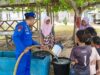 KAPAL POLISI XXI-2007 DITPOLAIRUD POLDA NTB SALURKAN 1,7 TON AIR BERSIH UNTUK MASYARAKAT PESISIR SEKOTONG
